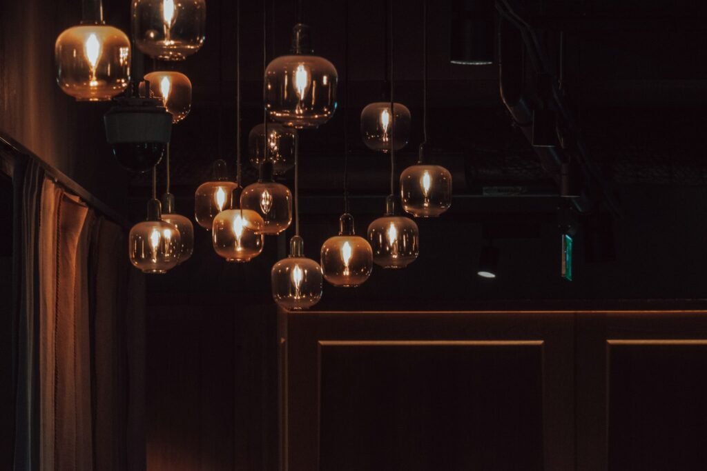 Warm dimmed pendant lights using a plug-in dimmer