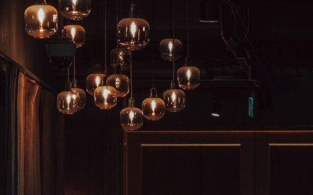 Warm dimmed pendant lights using a plug-in dimmer